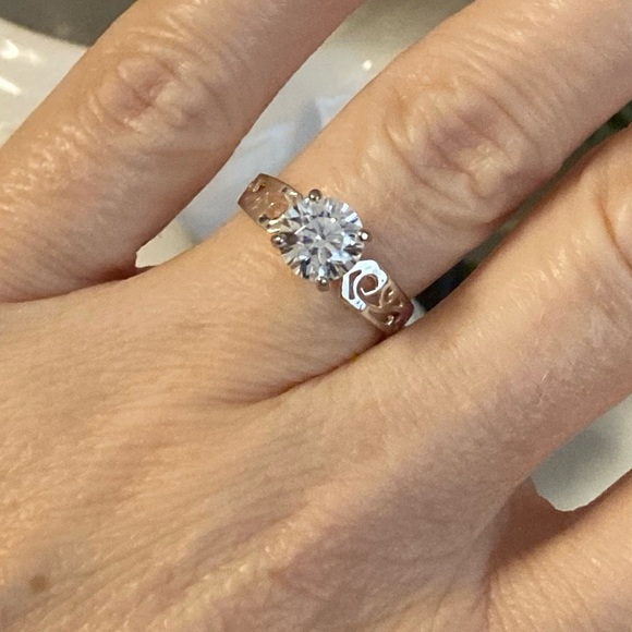 Round solitaire ring - Picture 10 of 12